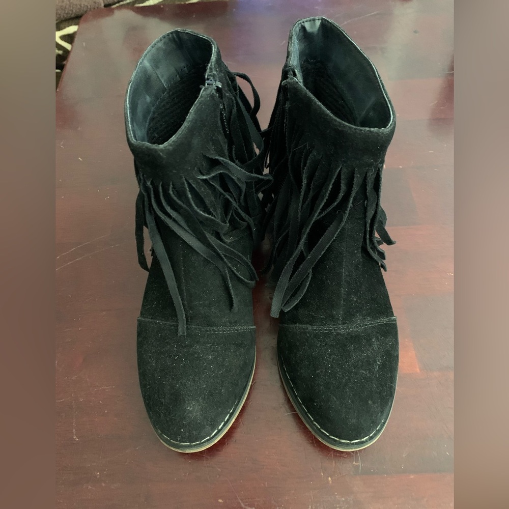 Fringe boots size 5. Man made materials